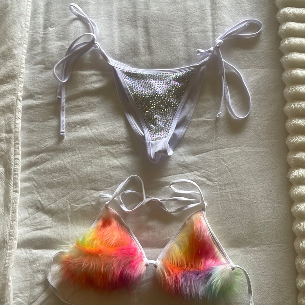 Brand new scrunch bottom, faux fur bikini set